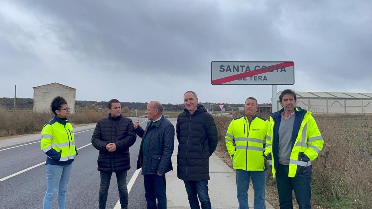 La carretera acondicionada en Santa Croya, durante la visita del vicepresidente de la Diputación y los alcaldes afectados al tramo.