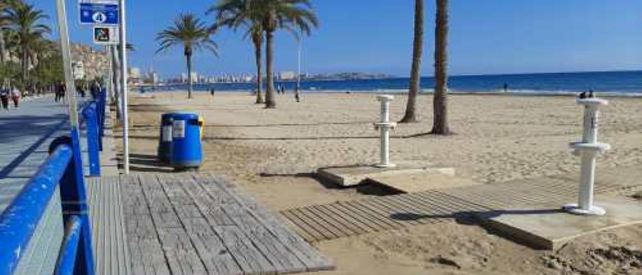 Pasarelas en la playa del Postiguet de Alicante