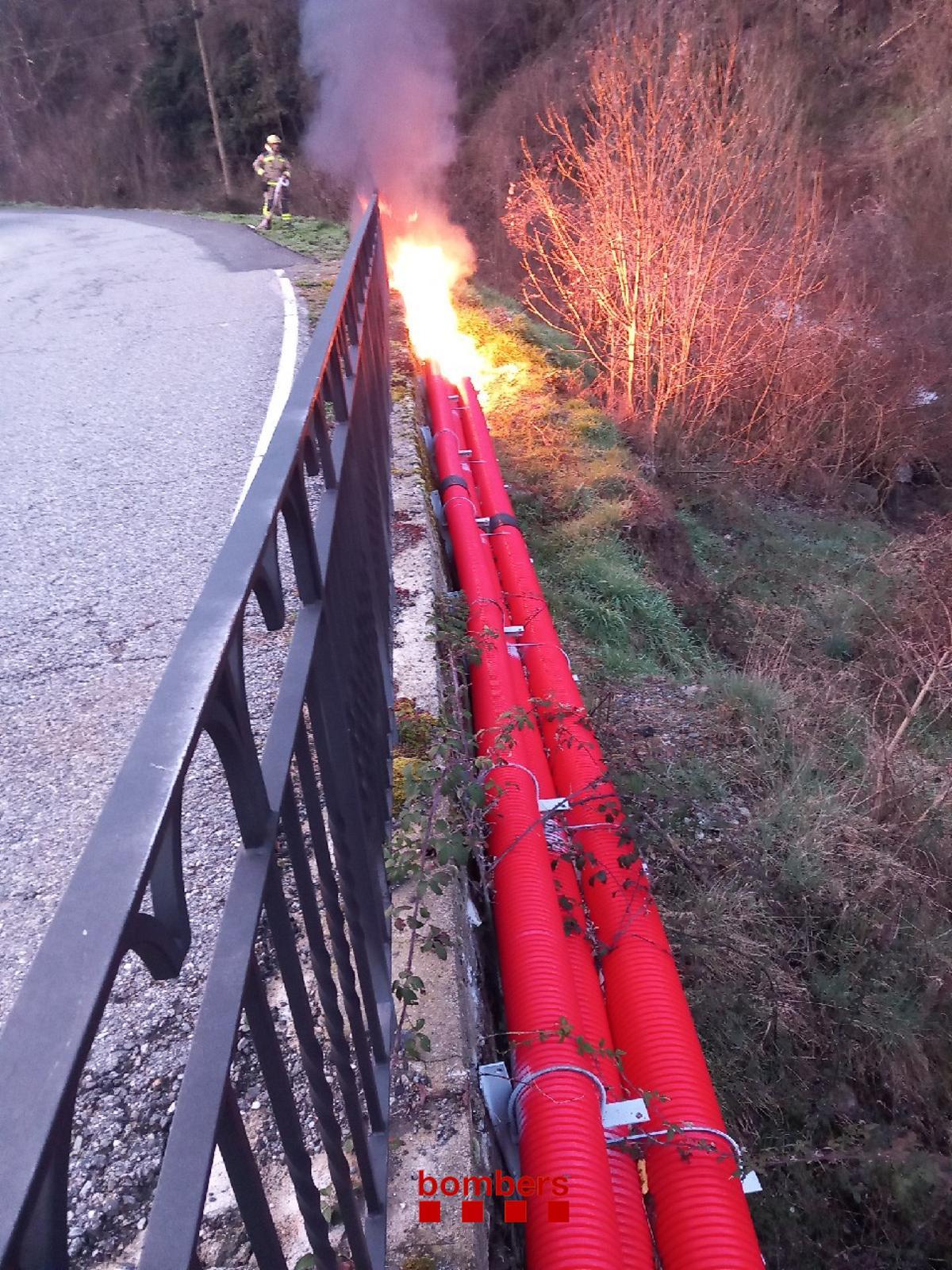El foc ha cremat el revestiment plàstic de la línia elèctrica