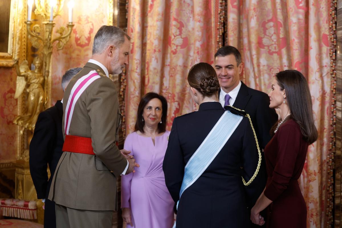 Los Reyes y la Infanta Leonor conversan con Sánchez y la ministra Robles, este lunes en la Pascual Militar