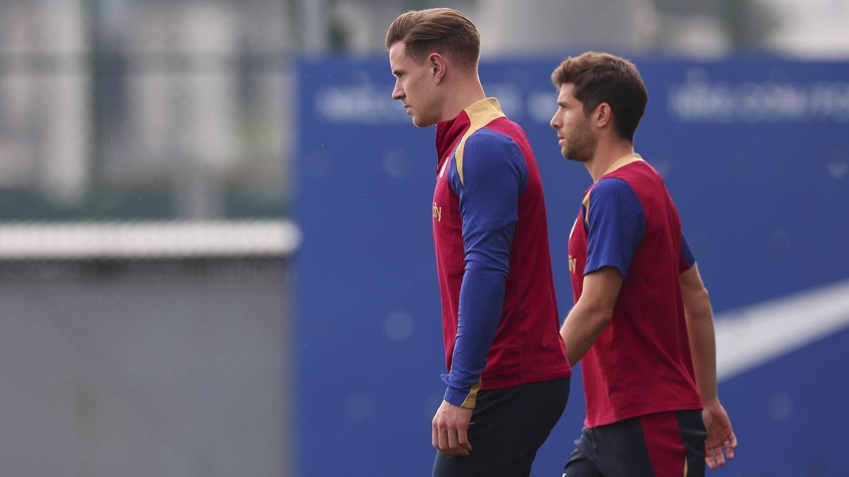 Tert Stegen y Sergi Roberto, el nuevo y antiguo capitán, saliendo al campo de entrenamiento de Sant Joan Despí.