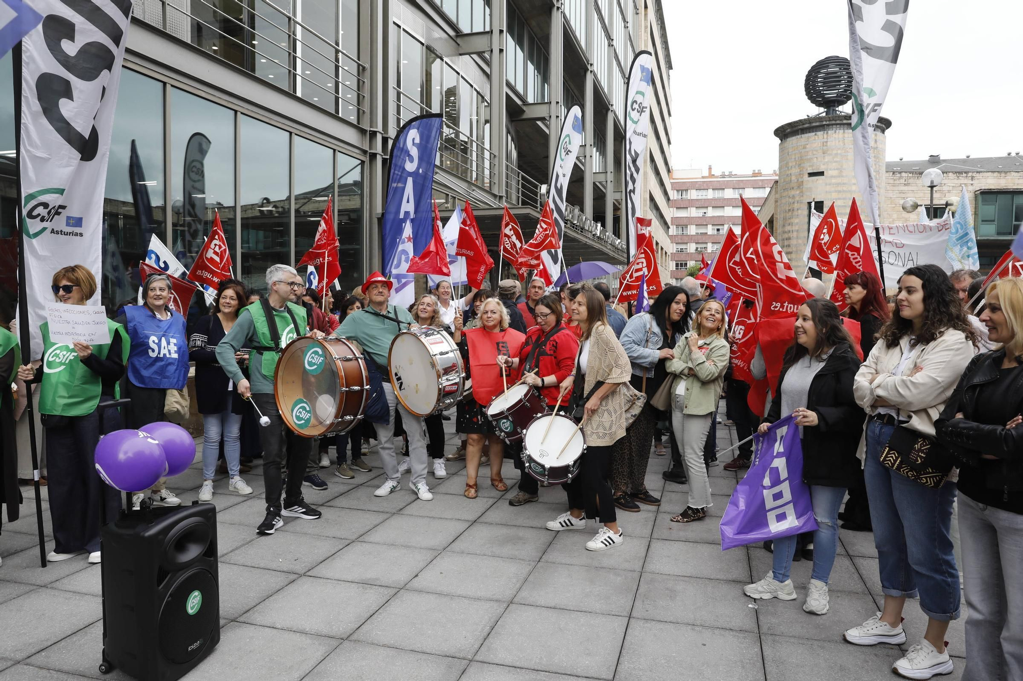 Concentración de los trabajadores del ERA para reclamar la equiparación con los servicios del Sespa