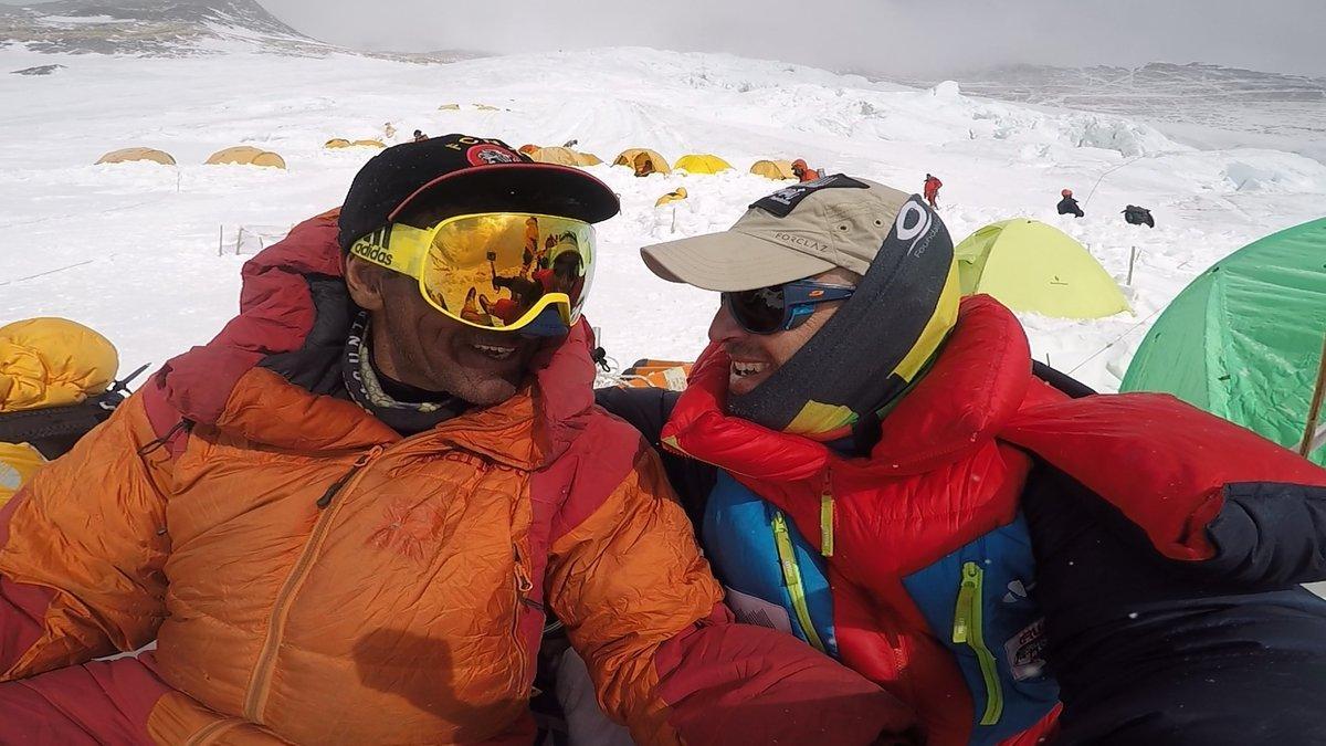 Sergi Mingote (derecha) junto al alpinista pakistaní Ali Sadphara