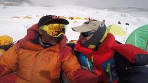 Sergi Mingote (derecha) junto al alpinista pakistaní Ali Sadphara