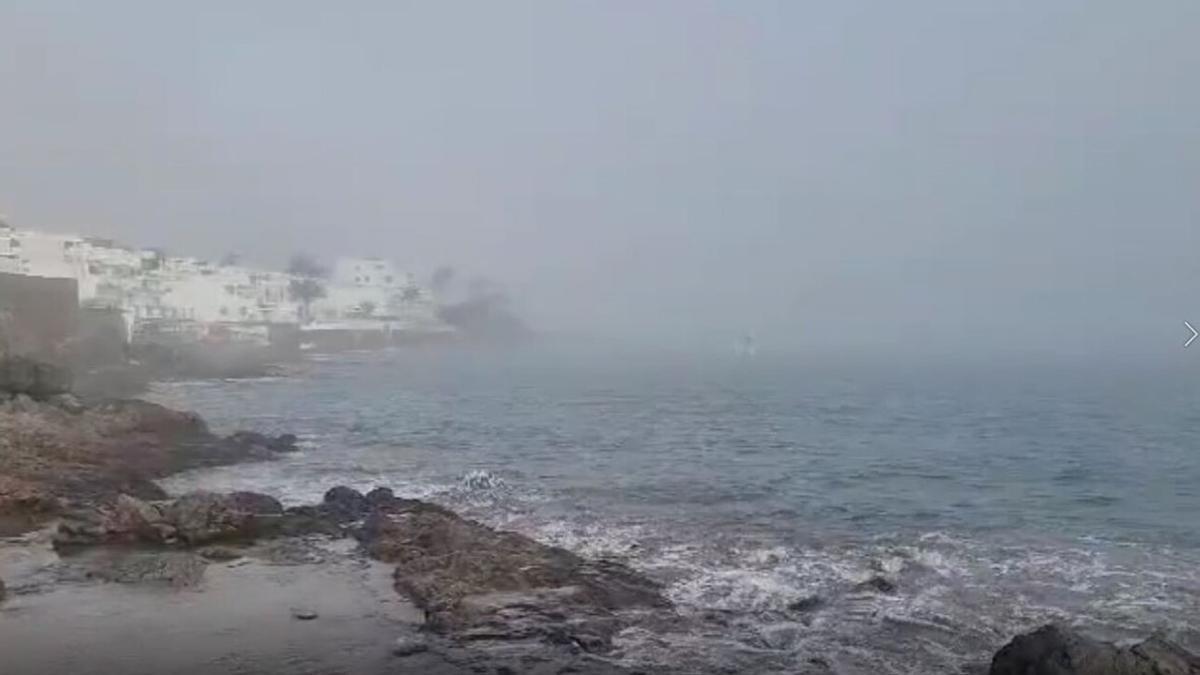 TIEMPO AEMET LANZAROTE: Niebla de advección en Puerto del Carmen  (12/03/2023)