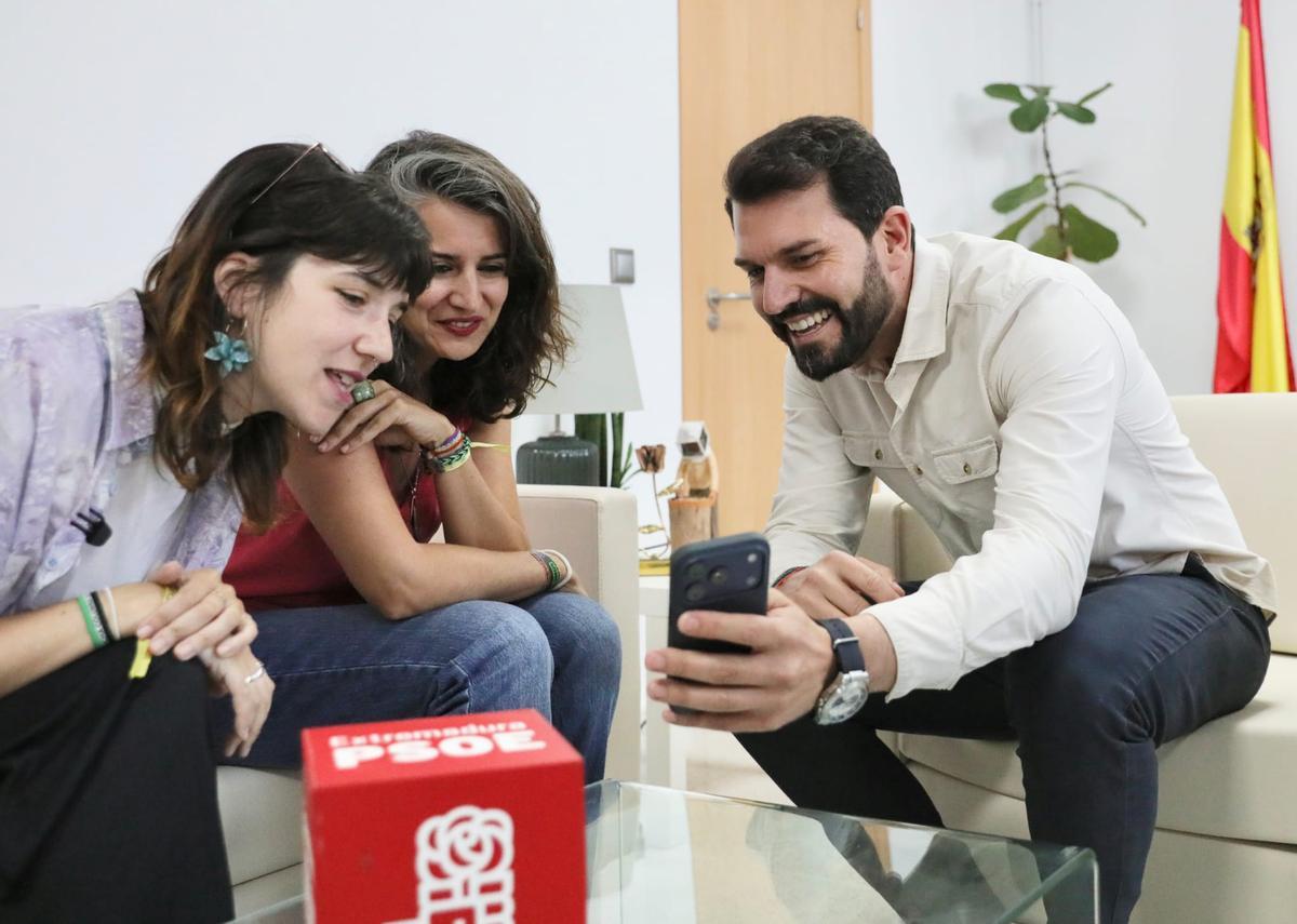 Nerea Fernández (IU) e Irene de Miguel, de Unidas por Extremadura, reunidas con Sánchez Cotrina en la sede del PSOE.