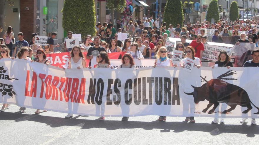 Un momento de la manifestación antitaurina que ha recorrido el centro de Alicante este sábado.