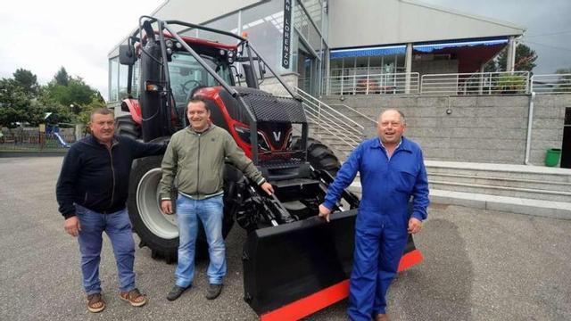 Magariños (izquierda) junto al tractor que compró la comunidad por el Plan de Ordenación. // Iñaki Abella