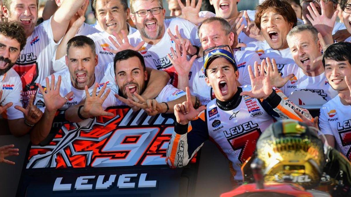 Marc Márquez celebró el título con su equipo