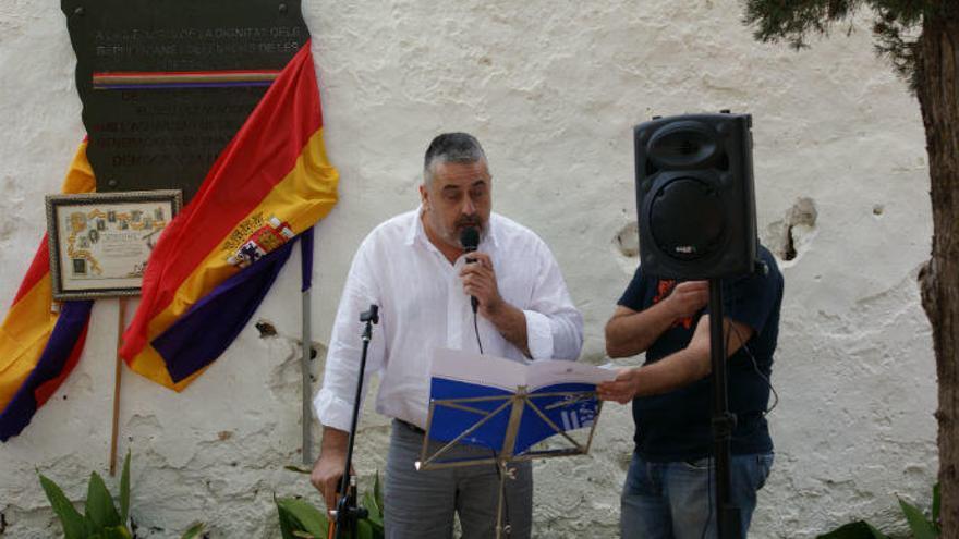 El alcalde socialista de Pego en el homenaje de 2013, cuando parte del texto de la placa estaba tapado