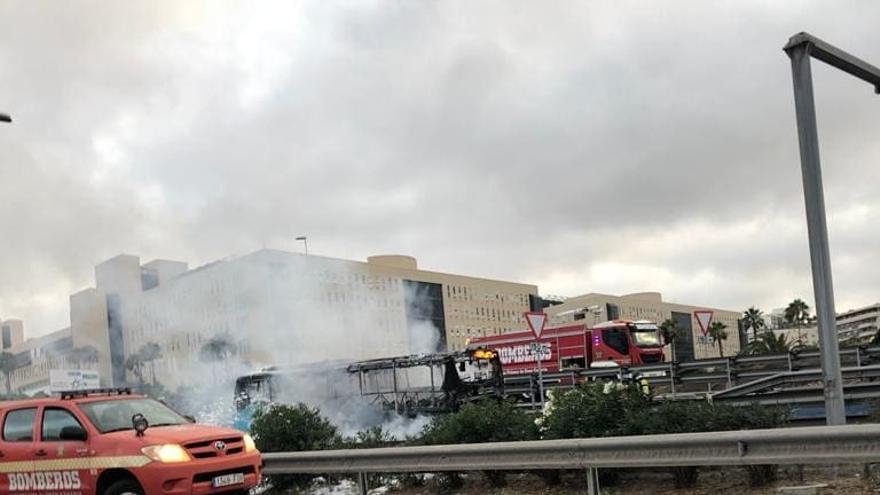 Una guagua de Global se incendia frente al Doctor Negrín