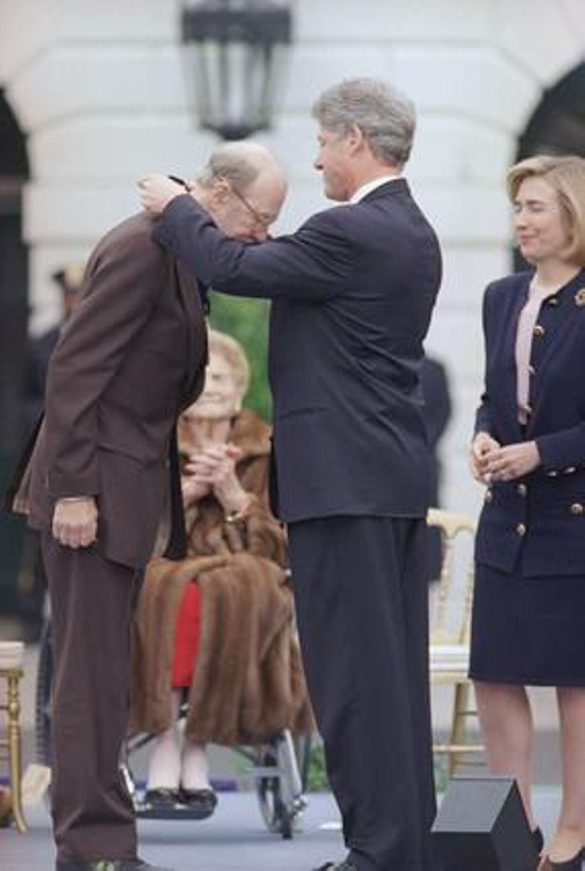 Pete Seeger rep la Medalla Nacional de les Arts de mans del llavors president dels EUA Bill Clinton, l’octubre de 1994.