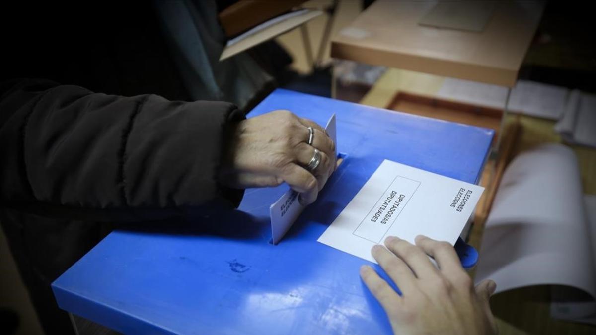 Una mujer vota en L'Hospitalet de Llobregat, el pasado 20 de diciembre.