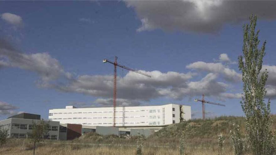 El consejero de Salud dice que es imposible un acuerdo con las empresas del nuevo hospital de Cáceres