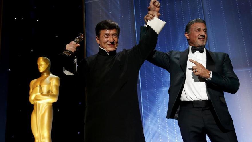 Jackie Chan con su Oscar y Sylvester Stallone.