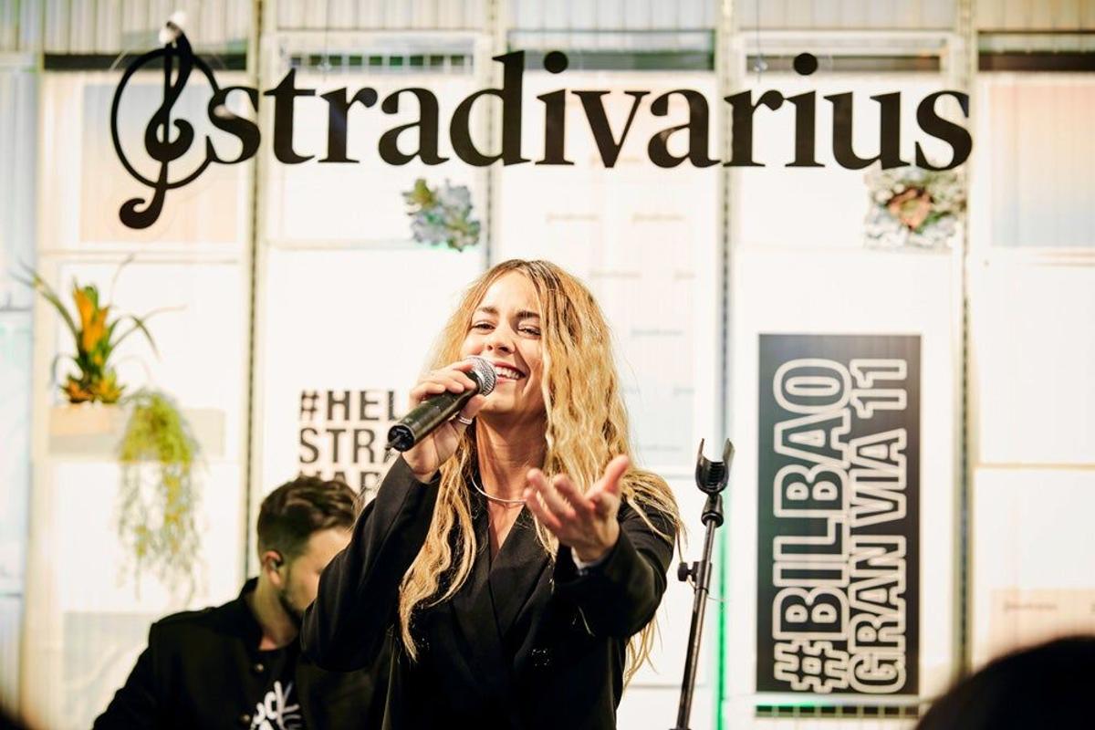 Sofía Ellar pone música a la nueva tienda de Stradivarius