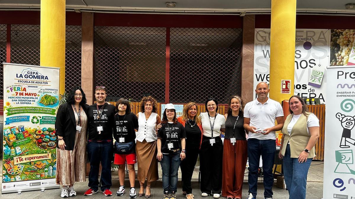 Angélica Padilla, la cuarta por la izquierda, junto a varios participantes en la feria.