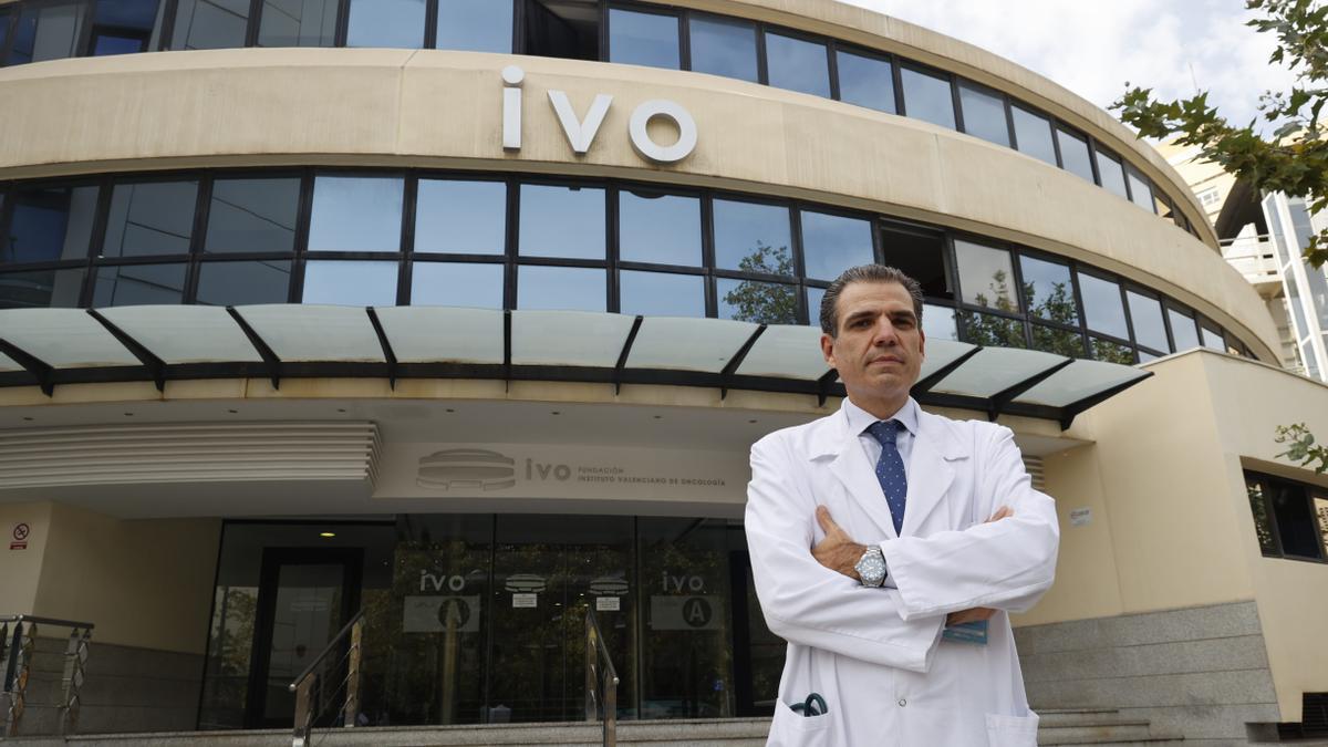 El doctor Ignacio Gil-Bazo frente a la puerta del entrada del IVO.