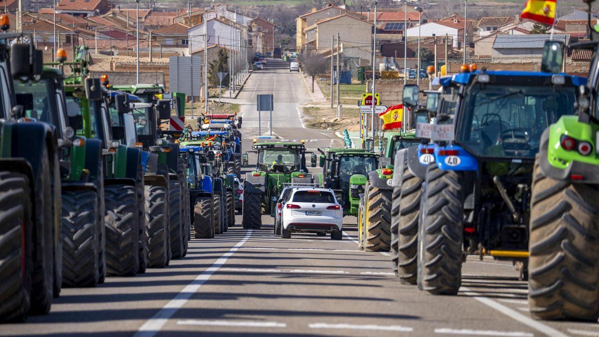 Centenares de agricultores de la provincia de Teruel han continuado con las movilizaciones cortando el trafico de distintas carreteras de la provincia. En la foto corte de la carretera Nacional 211 en Caminreal, el miércoles.