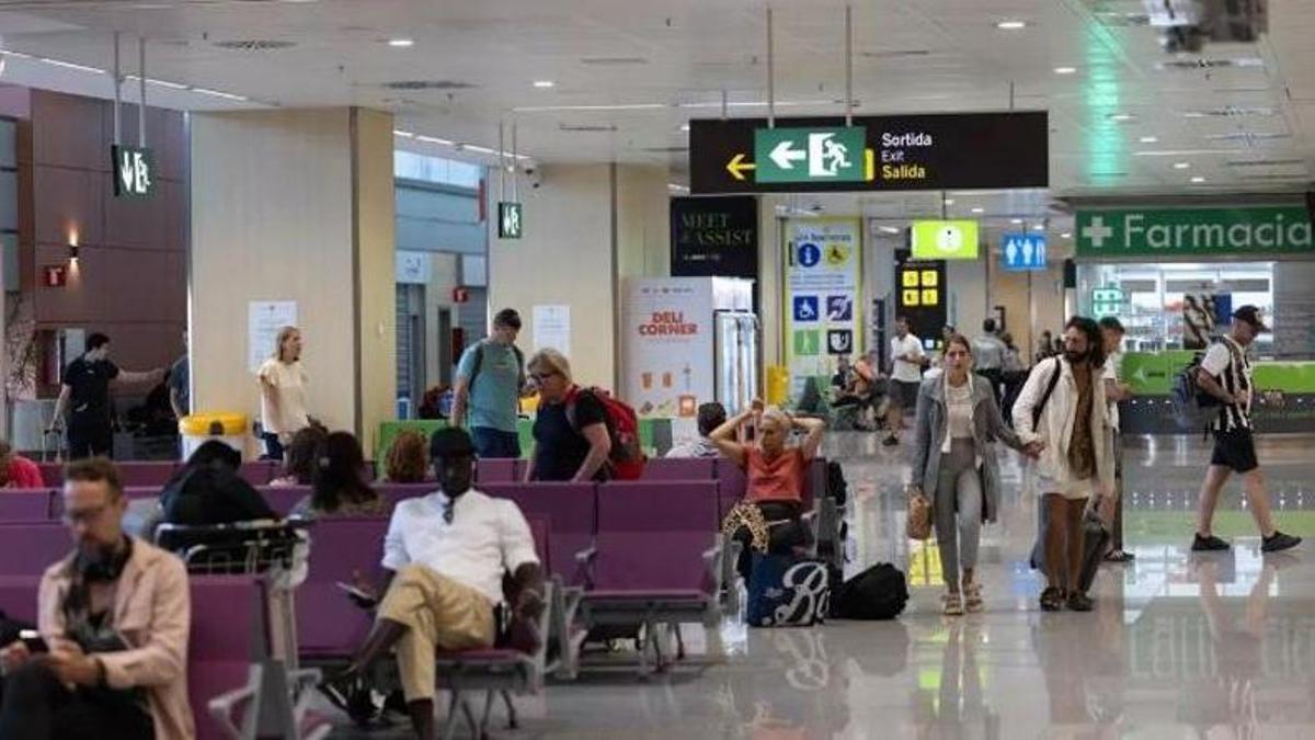 Pasajeros en el aeropuerto de Ibiza.