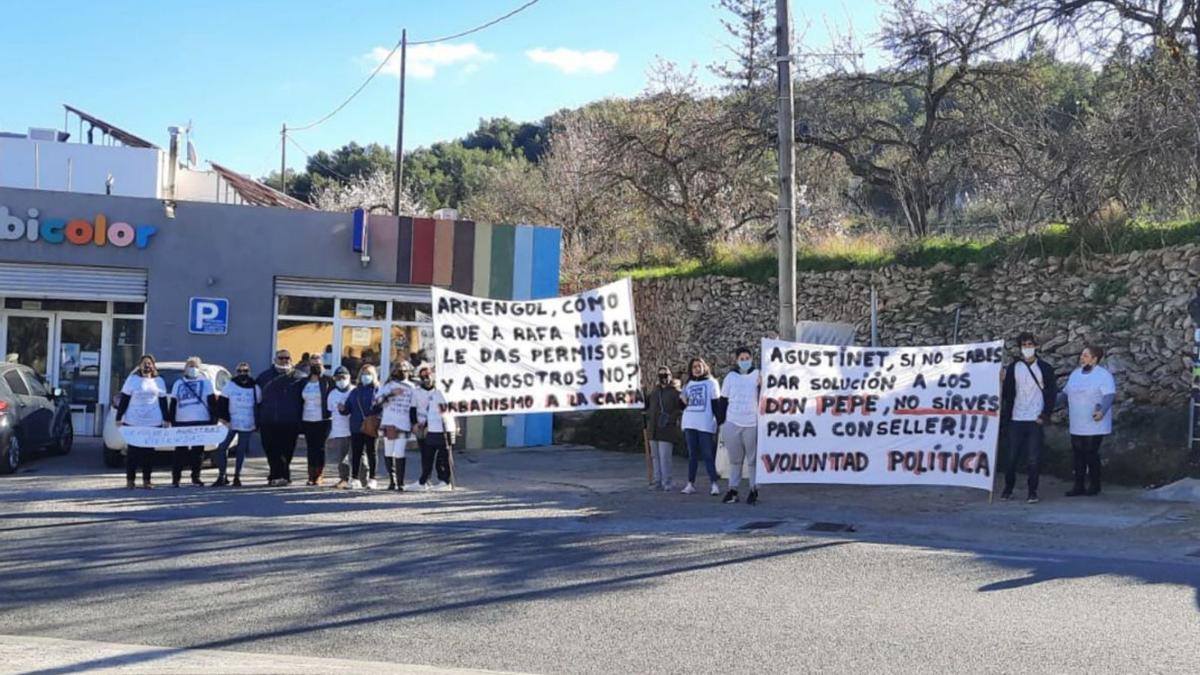 Unos 25 vecinos de los Don Pepe se concentraron ayer en Sant Josep. | D.I.