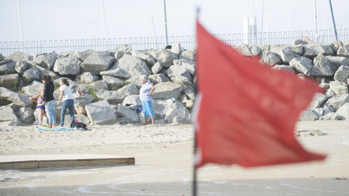 Bandera roja en la playa de Oza.