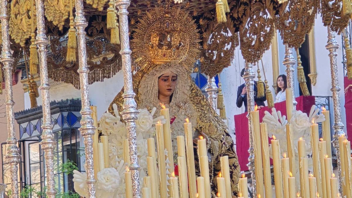 Vídeo | Salida del palio de la Hermandad del Baratillo con los sones de Caridad del Guadalquivir