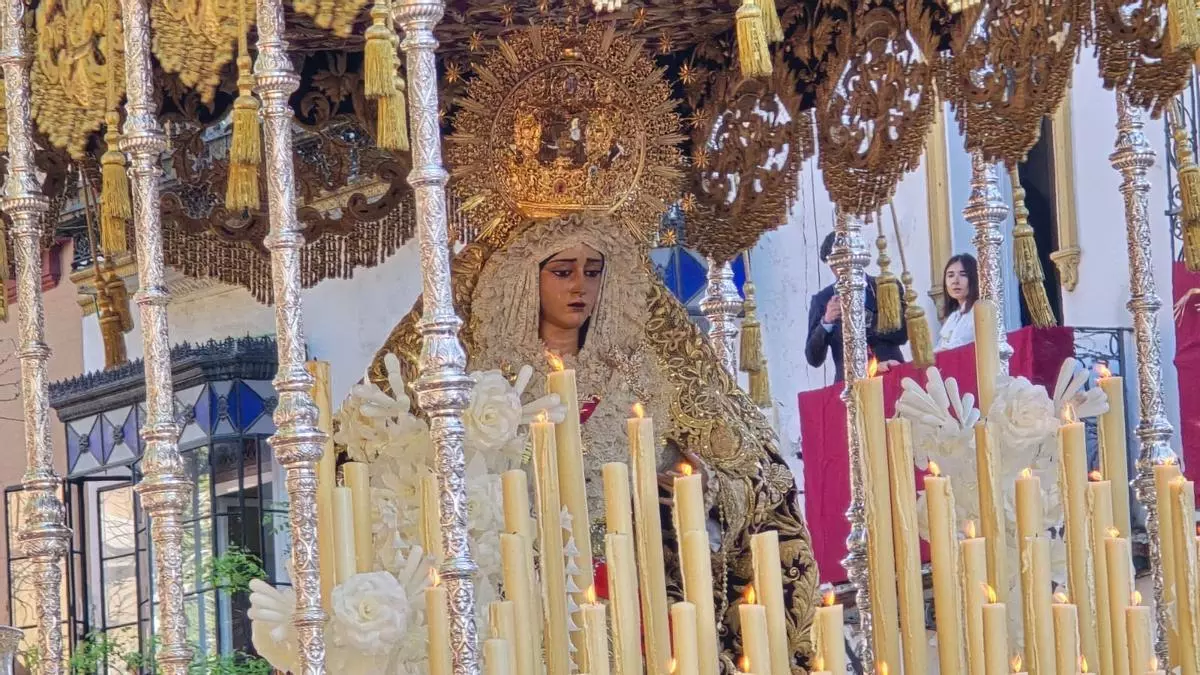 Vídeo | Salida del palio de la Hermandad del Baratillo con los sones de Caridad del Guadalquivir