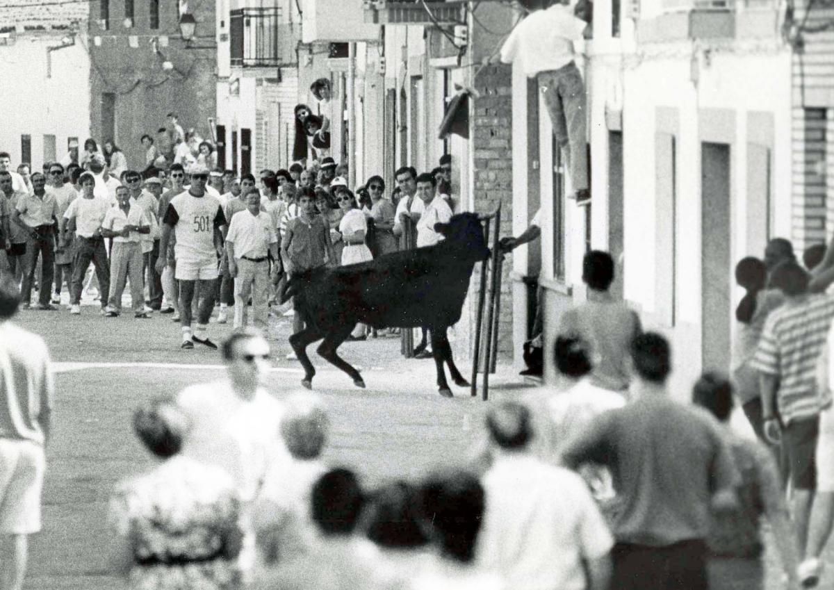 Los encierros de El Viso, en blanco y negro