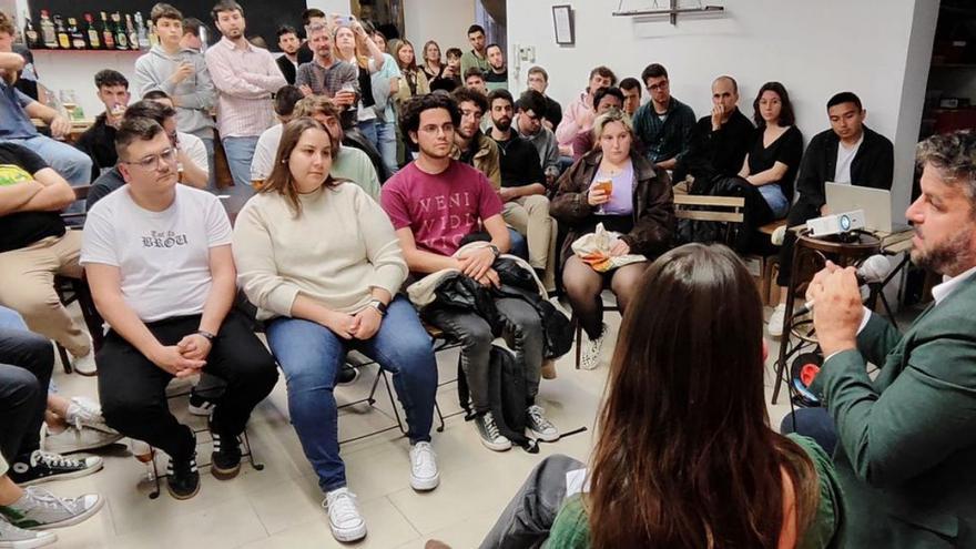 Apesteguia en Barcelona: Con los estudiantes y Aragonés
