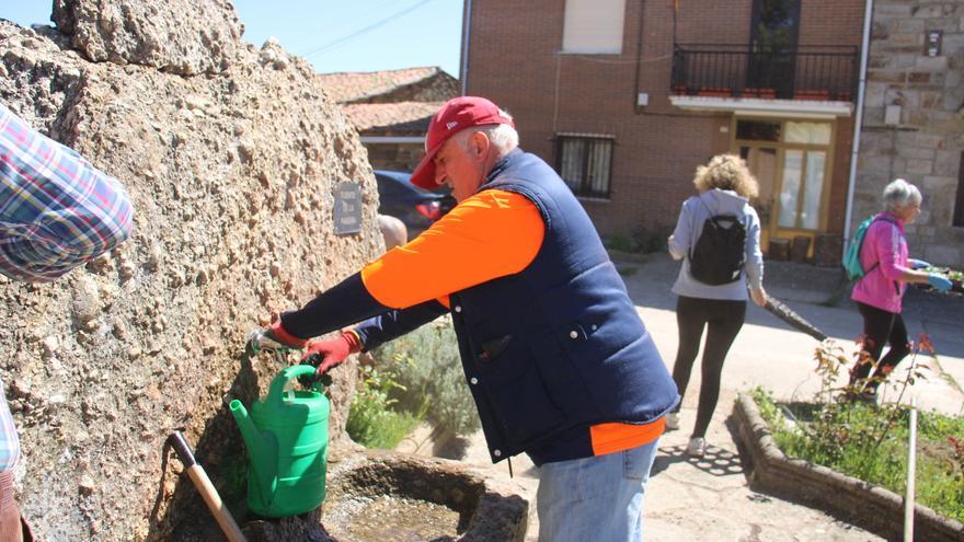 Villardeciervos se llena de jardineros voluntarios