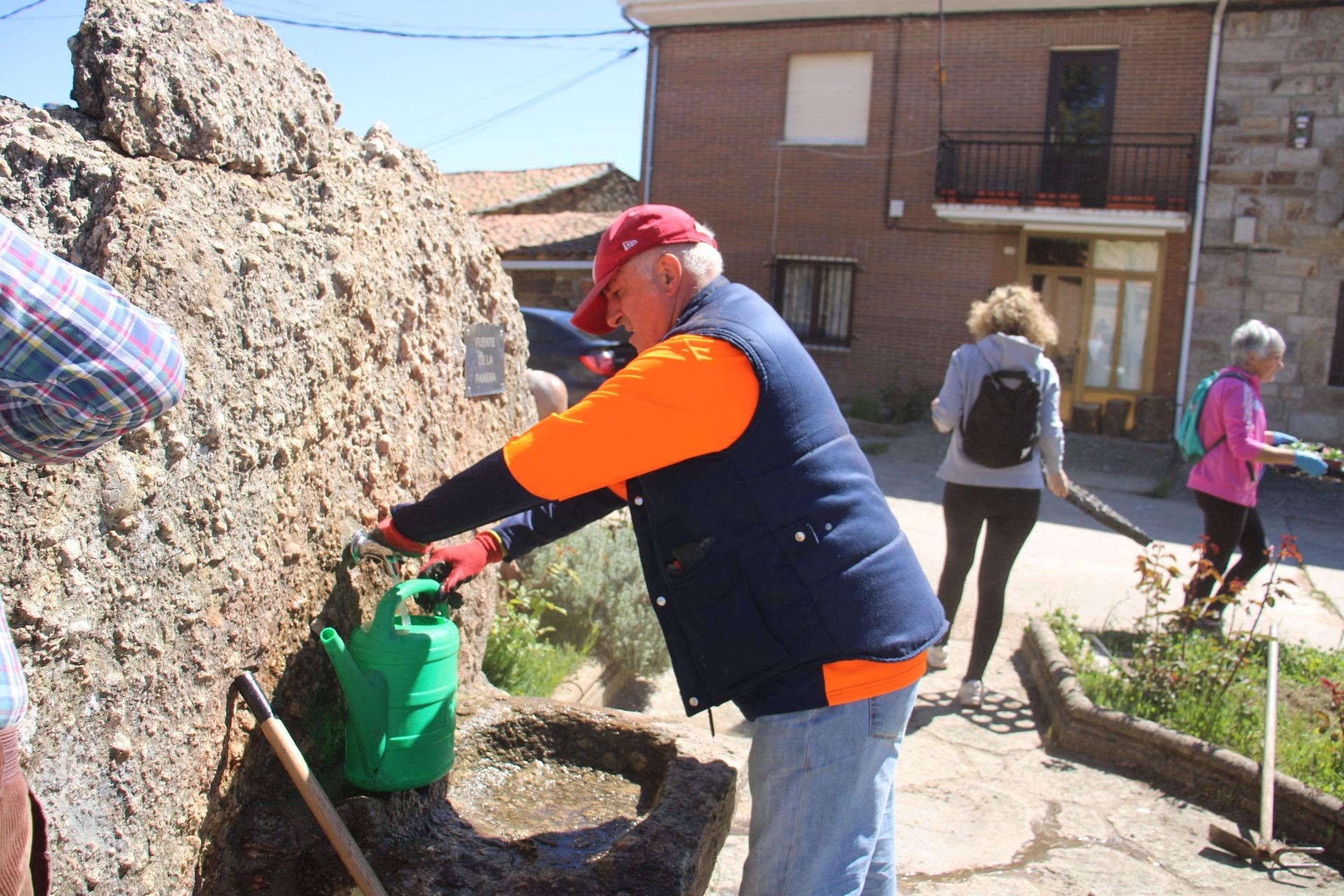 Los voluntarios cervatos arreglan los espacios verdes de la villa