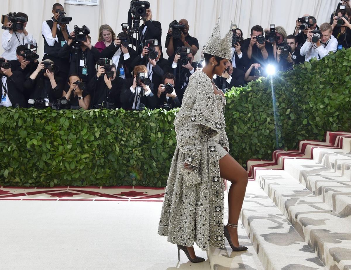 Rihanna, espectacular con su mitra papal de Martin Margiela.