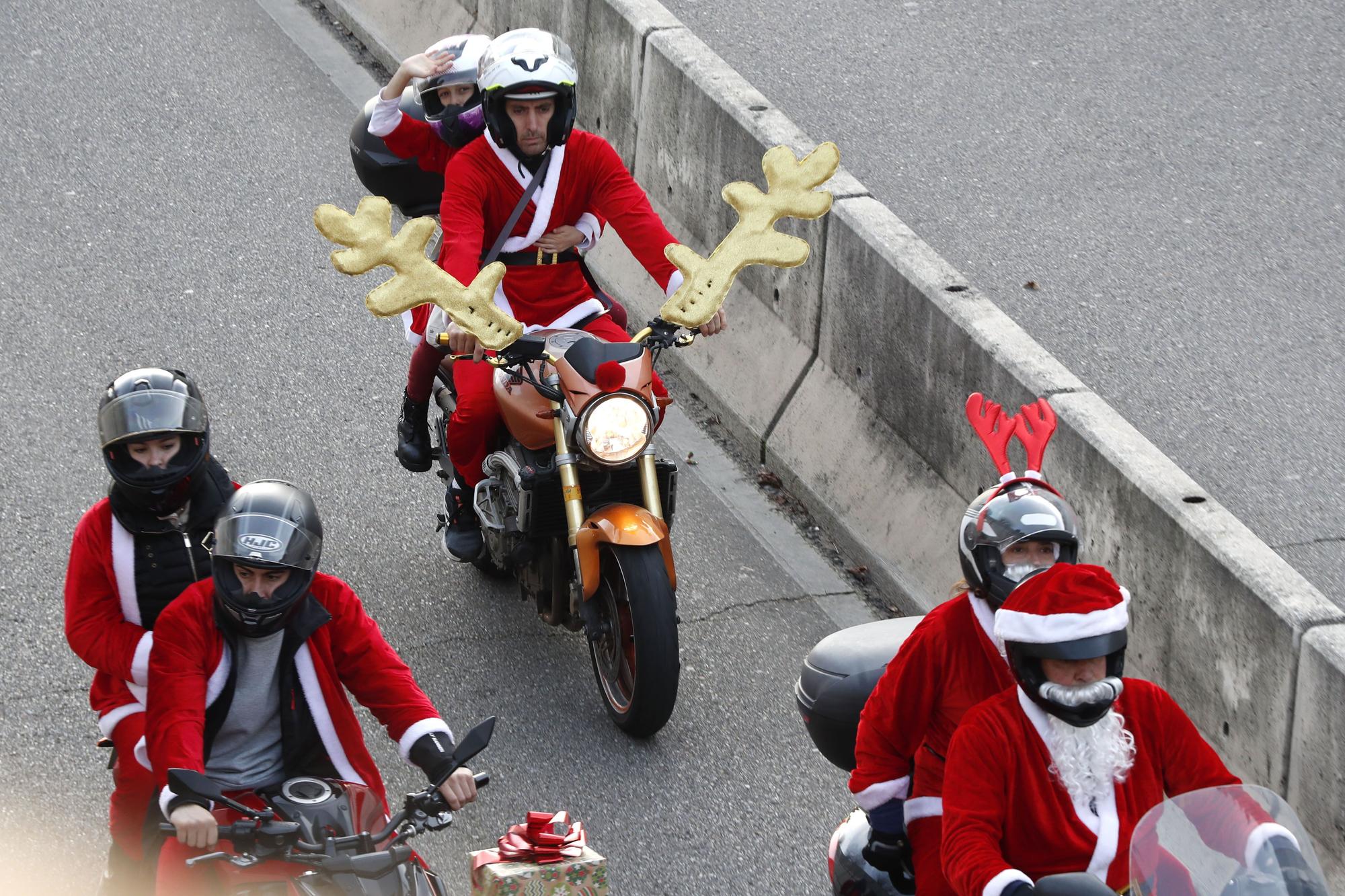 Papa Noel guarda los renos y saca la moto