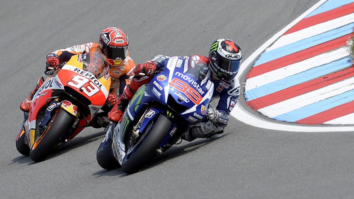 Jorge Lorenzo, por delante de Marc Márquez, durante el GP de la República Checa, en Brno