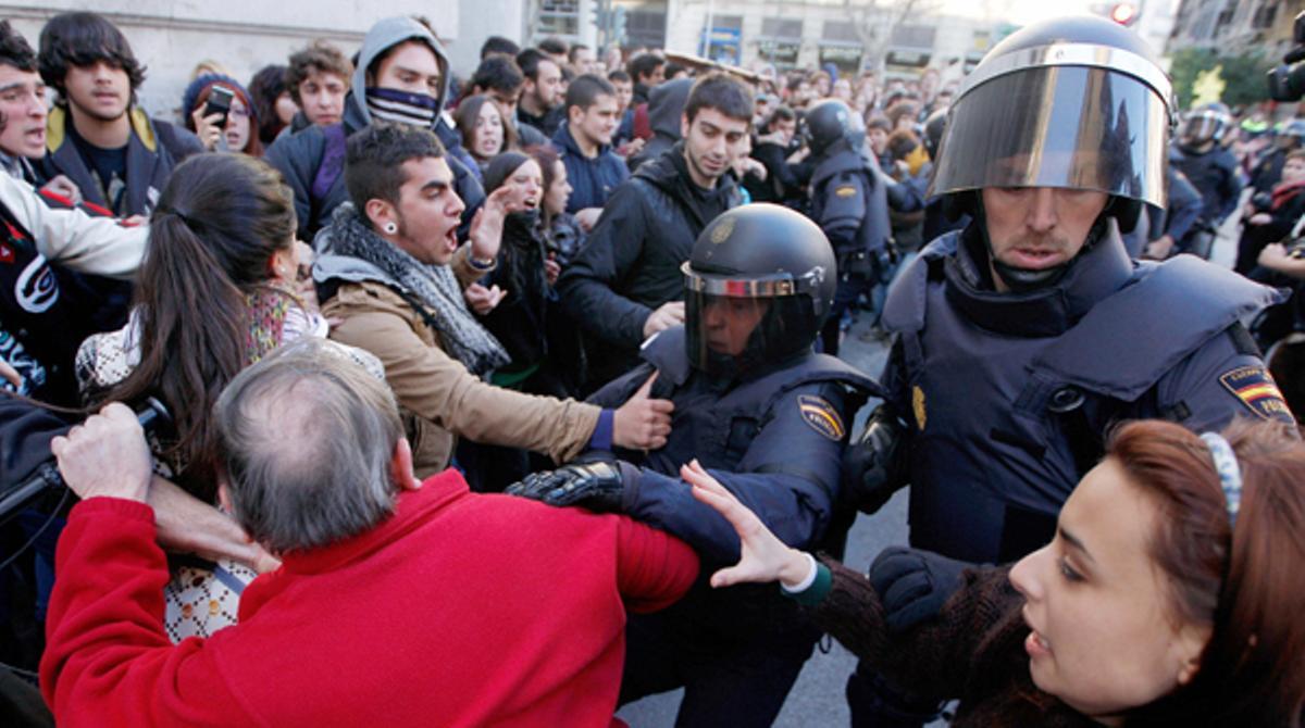 En el minut 1.00 del vídeo es pot observar l’agressió per part dels policies a diversos estudiants a València.
