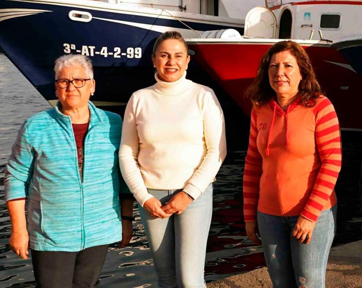 En el centro, Mari Carmen Navas, patrona mayor de la Cofradía de Pescadores de la Caleta de Vélez.