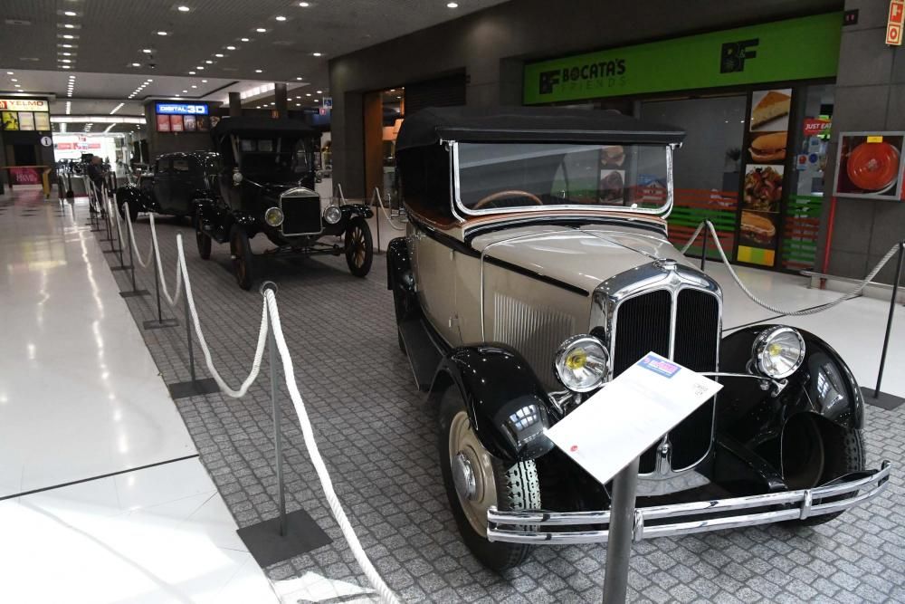 El centro comercial Los Rosales exhibe los diferentes coches de época cedidos por la Fundación Jorge Jove que aparecen en la película protagonizada por Luis Tosar y Michelle Jenner.
