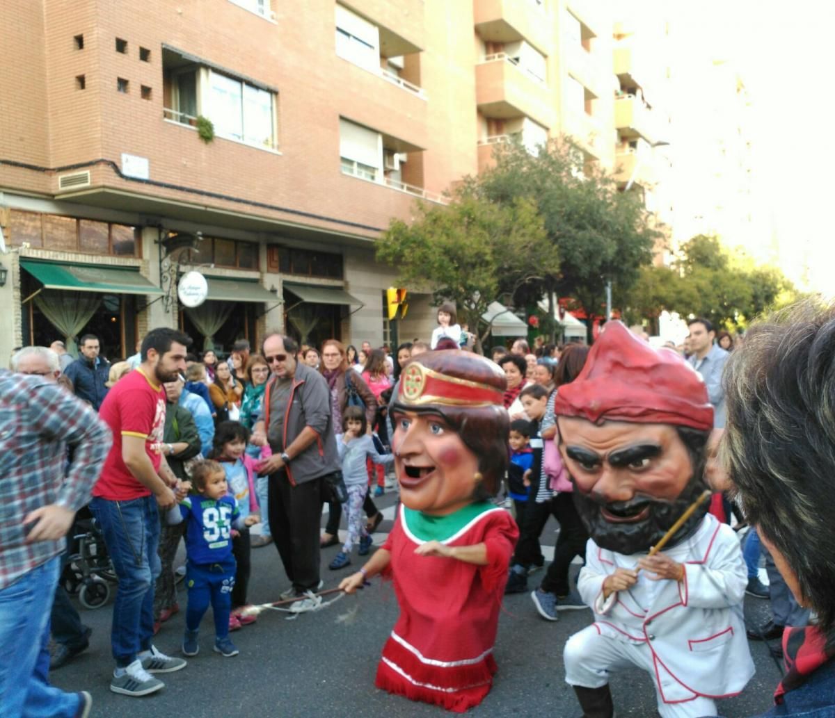 Gigantes y cabezudos en La Almozara