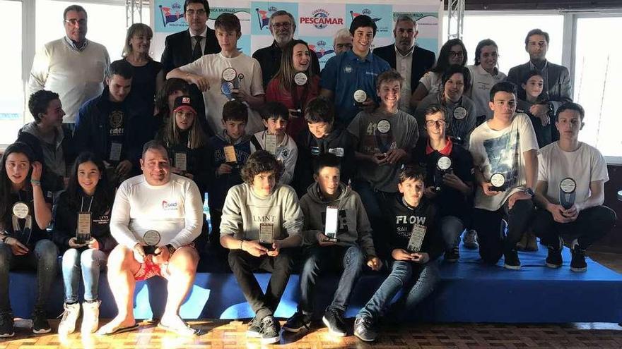 Todos los premiados de la regata, con las autoridades, ayer en el Real Club Náutico de Vigo.