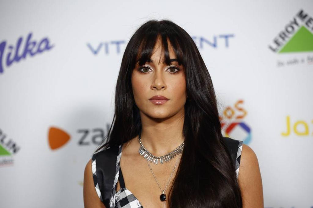 Aitana en Primavera Pop 2021 de Los 40 con conjunto de cuadros vichy