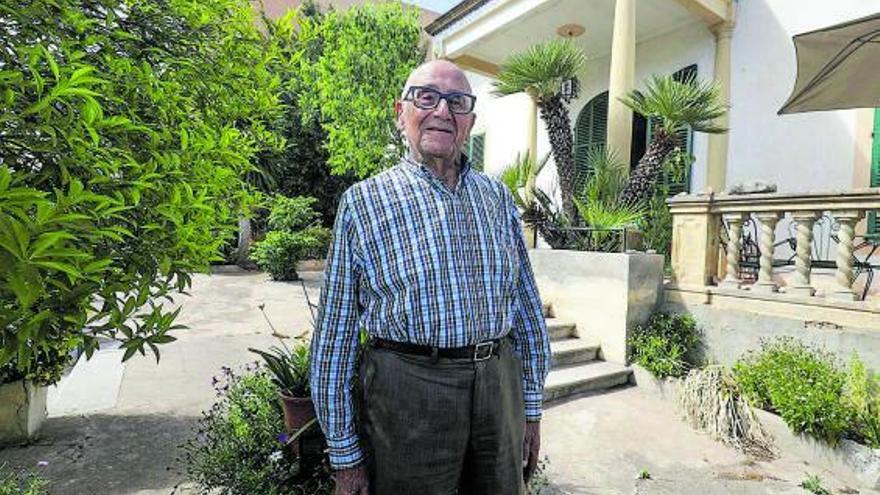 Juan Picornell, en el exterior de su casa en sa Vileta, en Palma.