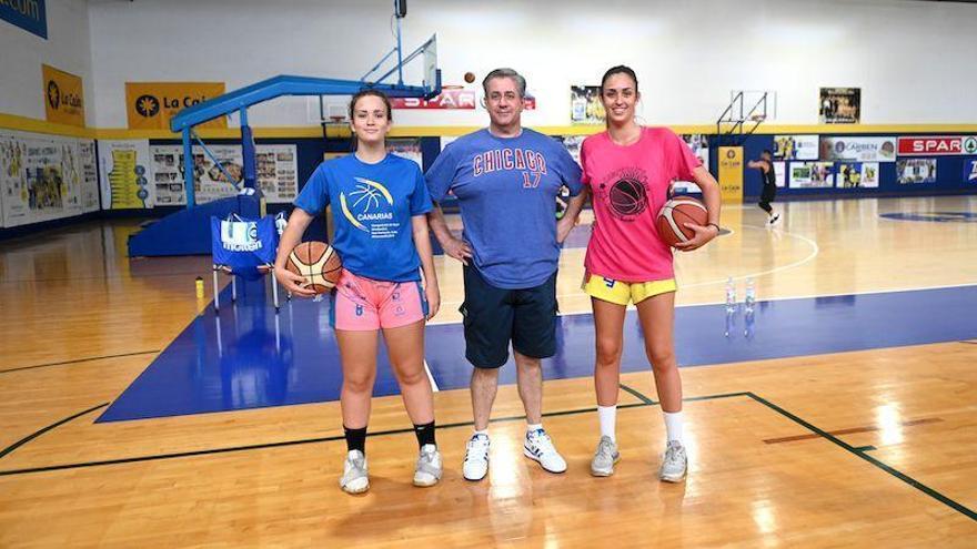 Laura Ojeda (izquierda), Pepe Herrera (centro) y Carla Ojeda (derecha), posan en la cancha de La Paterna