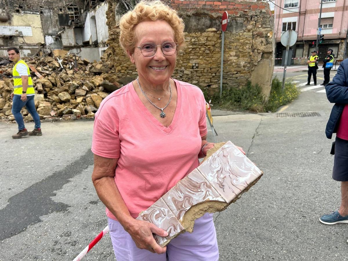 Dolores Iglesias posa con unos azulejos tras la demolición de la Casa de Postas.