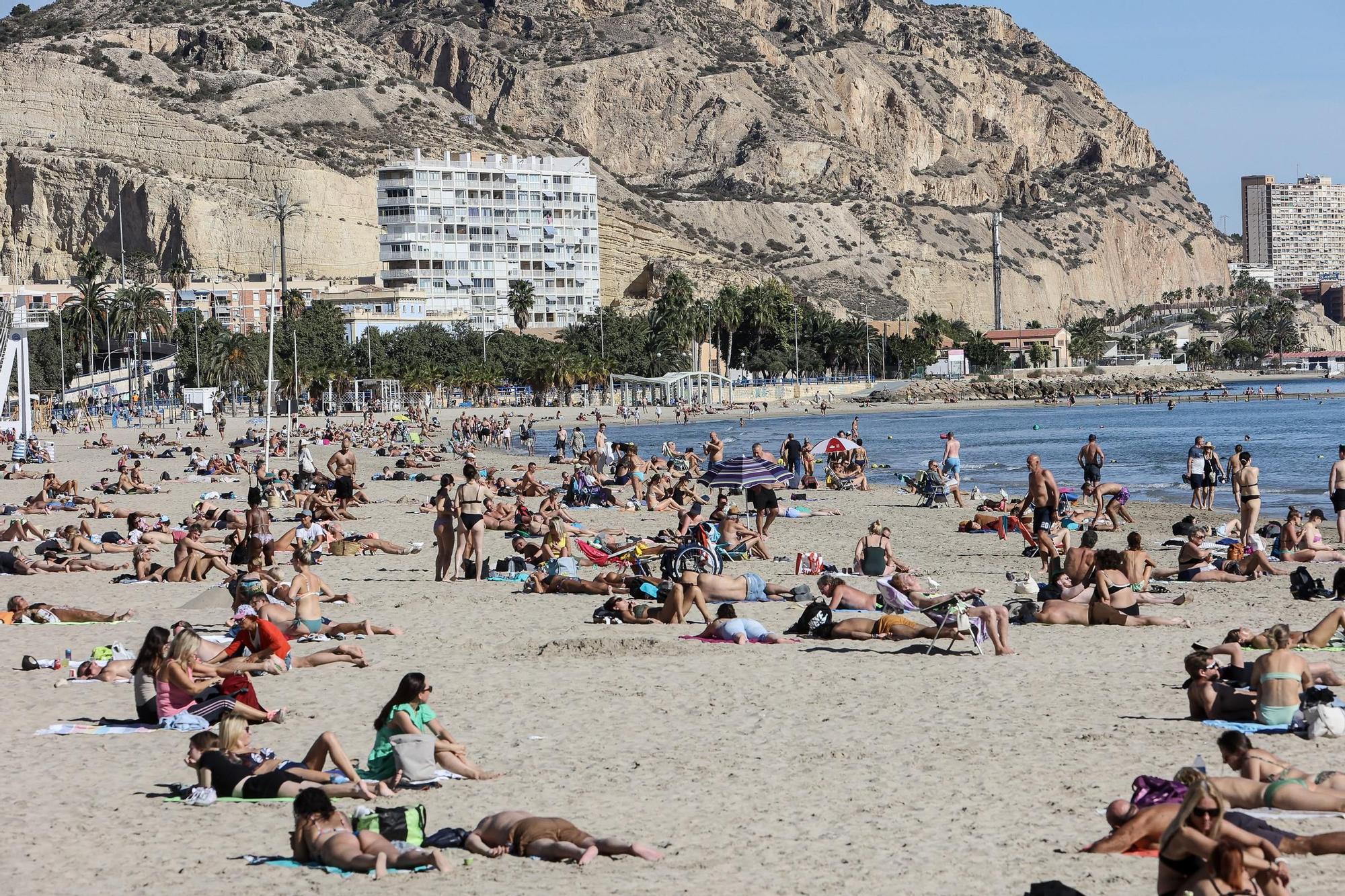 Las altas temperaturas a mediados de noviembre llenan las playas de turistas y visitantes