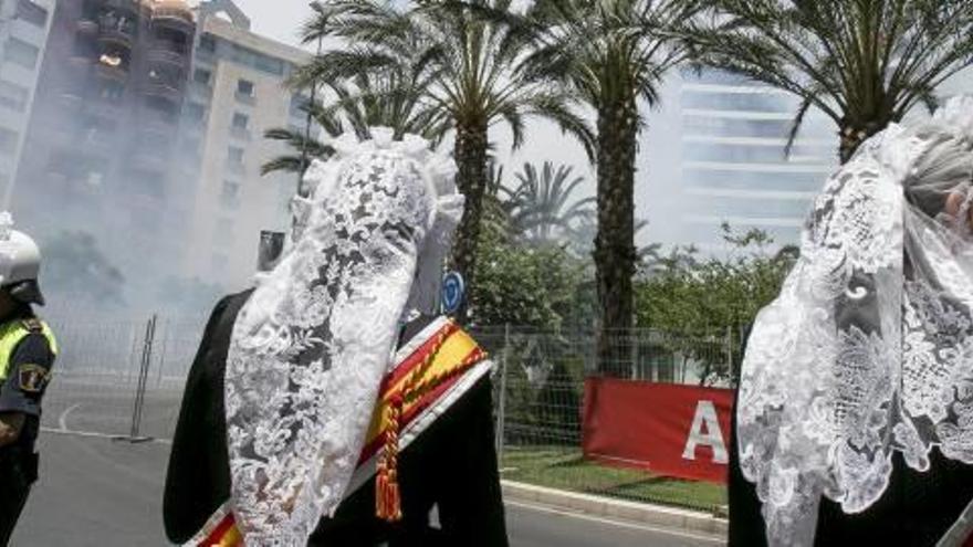 Representantes de las Hogueras durante las mascletàs en la plaza de Luceros.