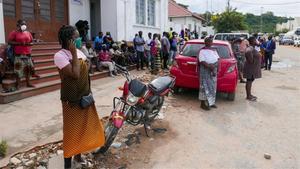 Personas esperando la llegada de más barcos desde el distrito de Palma con supervivientes que huyen de los ataques de los grupos rebeldes, en Pemba, Mozambique.