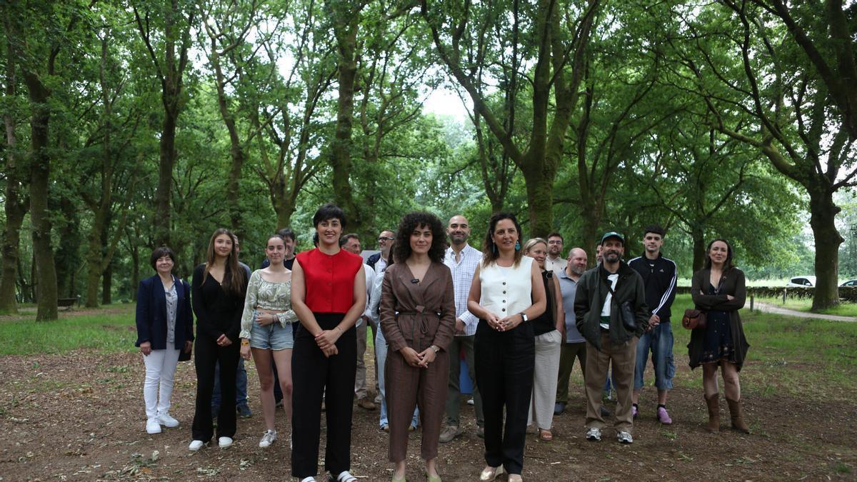 Erea Rey, entre Ariadna Fernández y Sandra González, y miembros del partido en As Pedrosas.