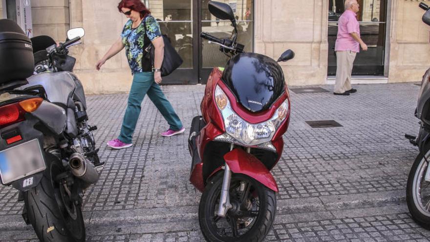 Las motos también estacionan en la plaza de España