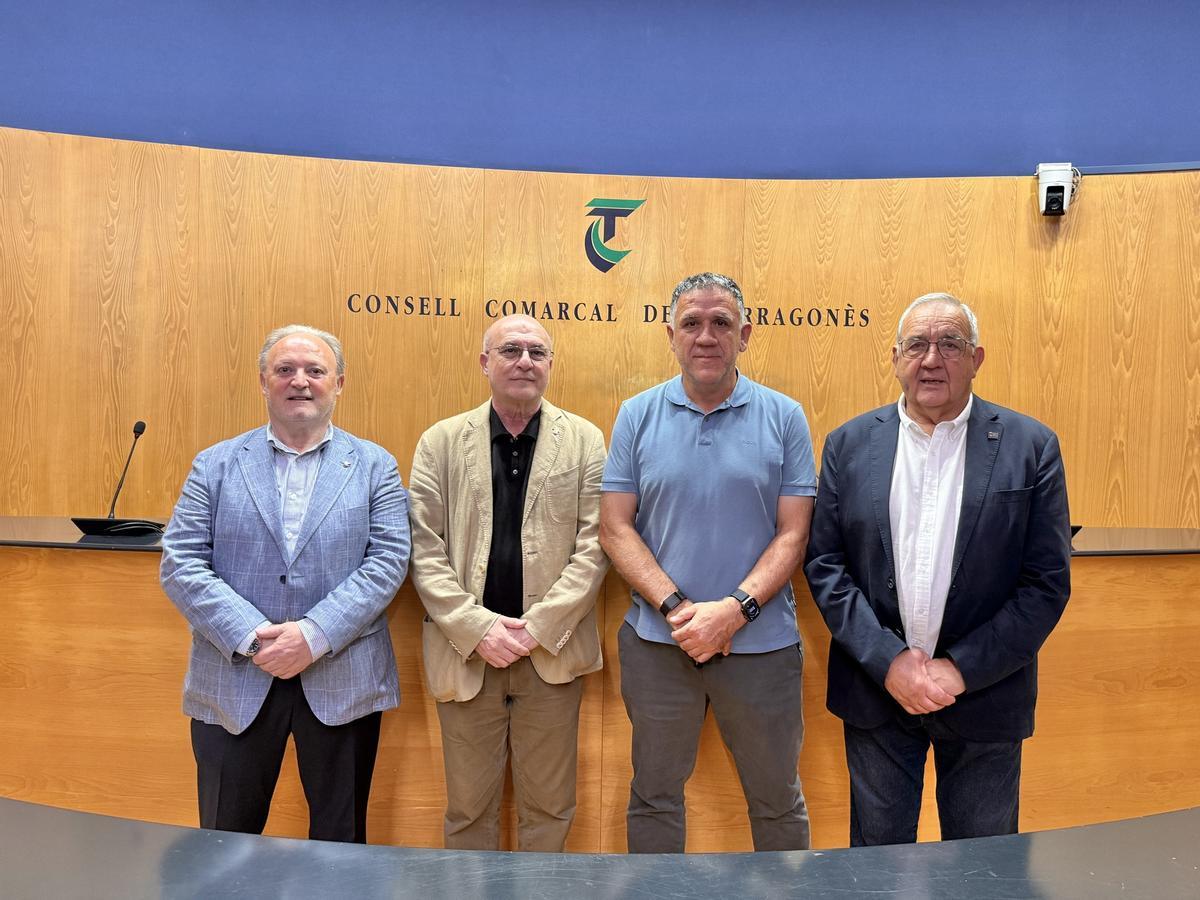Desquerra a dreta: Joan Martí Pla, president del Consell Comarcal del Tarragonès; Roc Muñoz, president de lAMT; Joan Josep Garcia, del Baix Camp; i Mateu Montserrat, de l’Alt Camp.